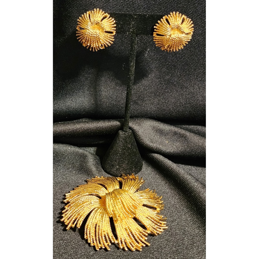 VTG Monet Gold-tone "Cordelia " Brooch Matching Pierced Earrings